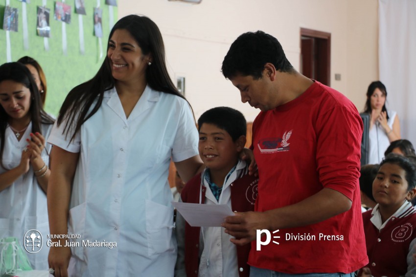 Continua la entrega de placas a los mejores alumnos