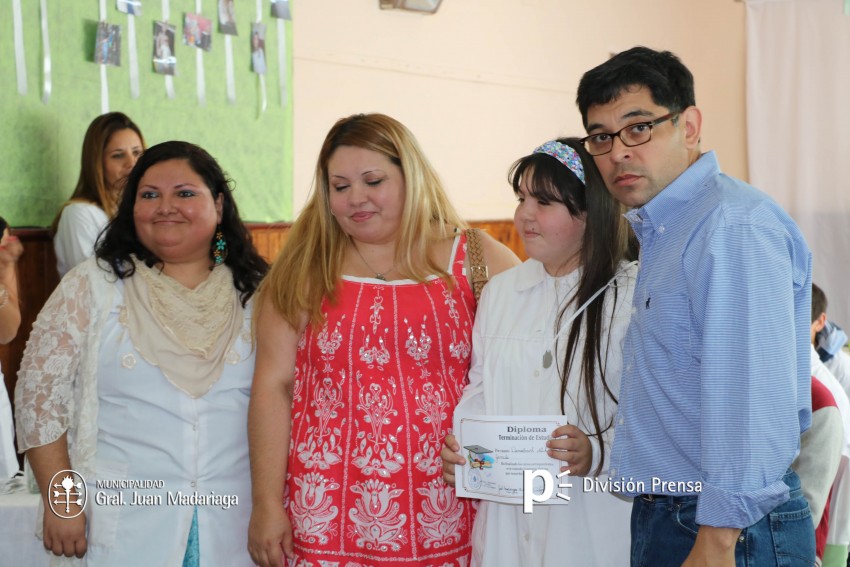 Continua la entrega de placas a los mejores alumnos