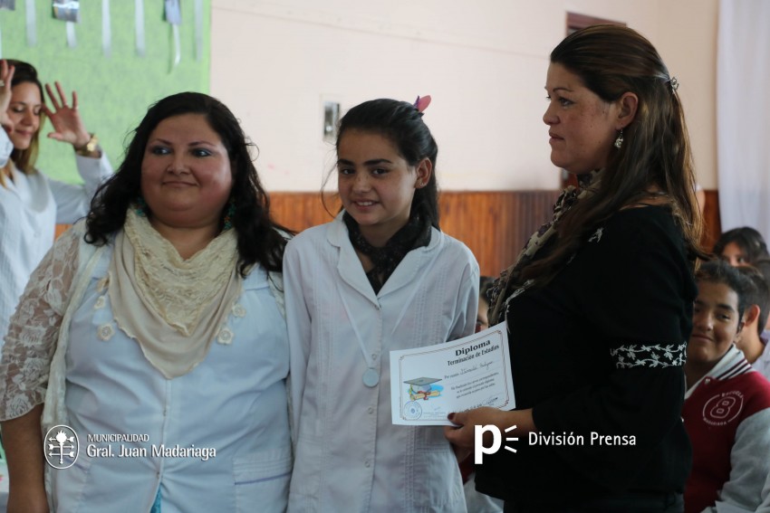 Continua la entrega de placas a los mejores alumnos