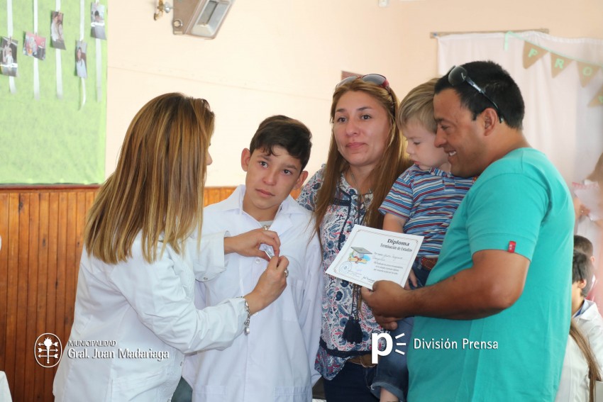 Continua la entrega de placas a los mejores alumnos