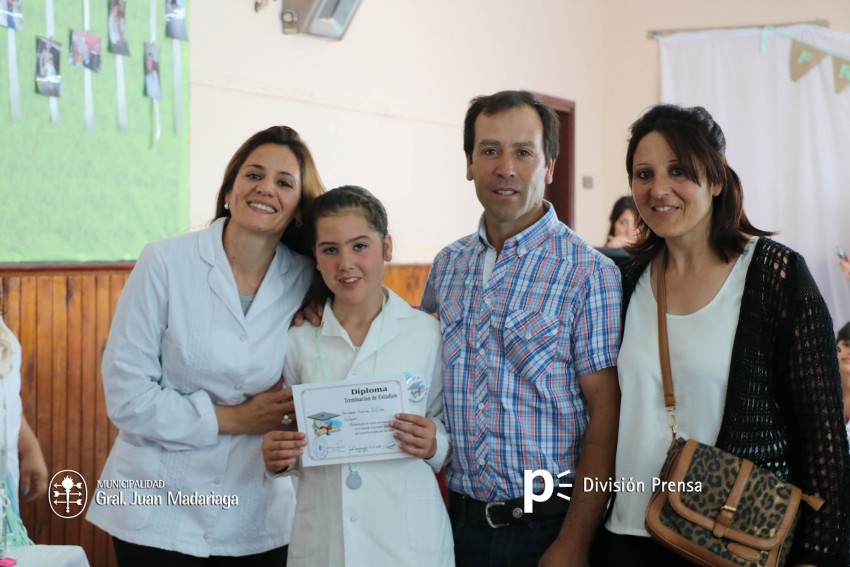 Continua la entrega de placas a los mejores alumnos