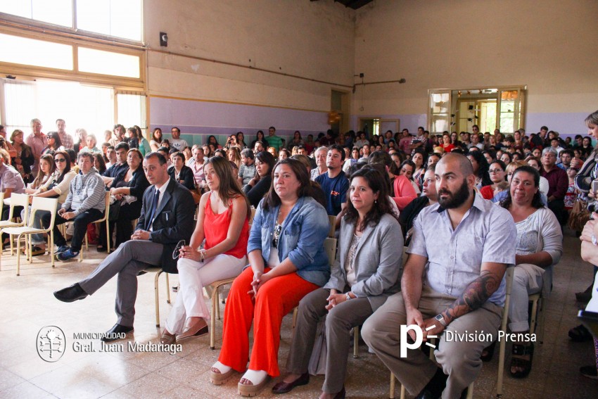Continua la entrega de placas a los mejores alumnos