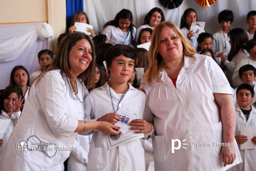 Continua la entrega de placas a los mejores alumnos