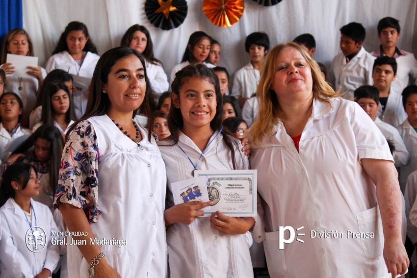 Continua la entrega de placas a los mejores alumnos