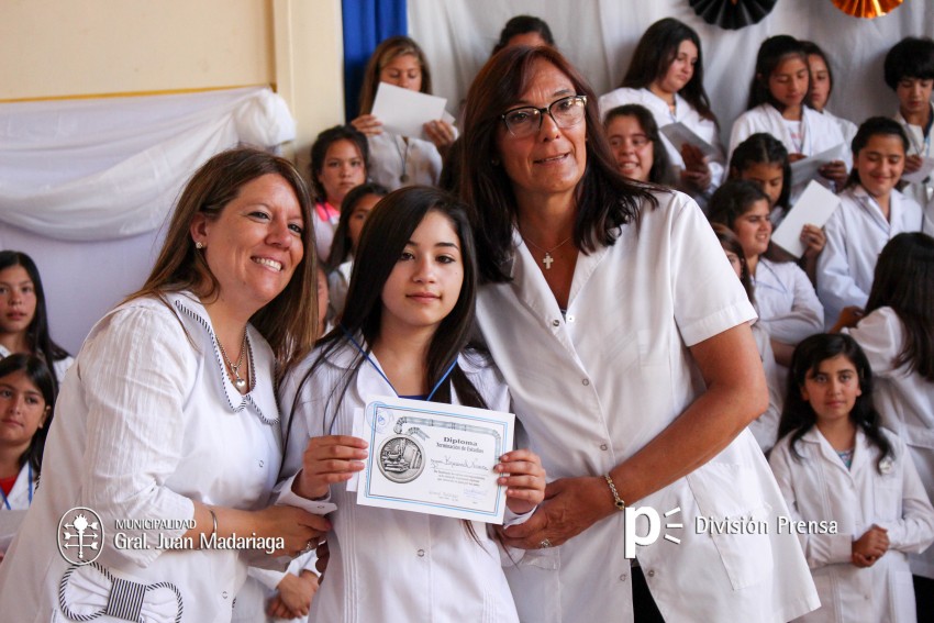 Continua la entrega de placas a los mejores alumnos