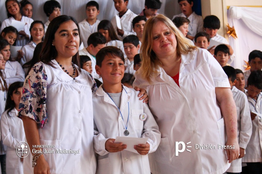 Continua la entrega de placas a los mejores alumnos