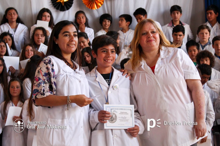 Continua la entrega de placas a los mejores alumnos