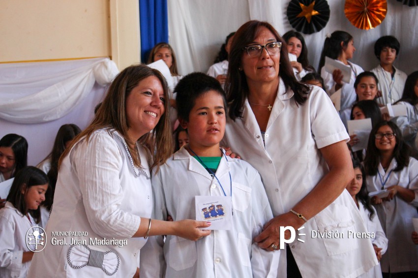 Continua la entrega de placas a los mejores alumnos