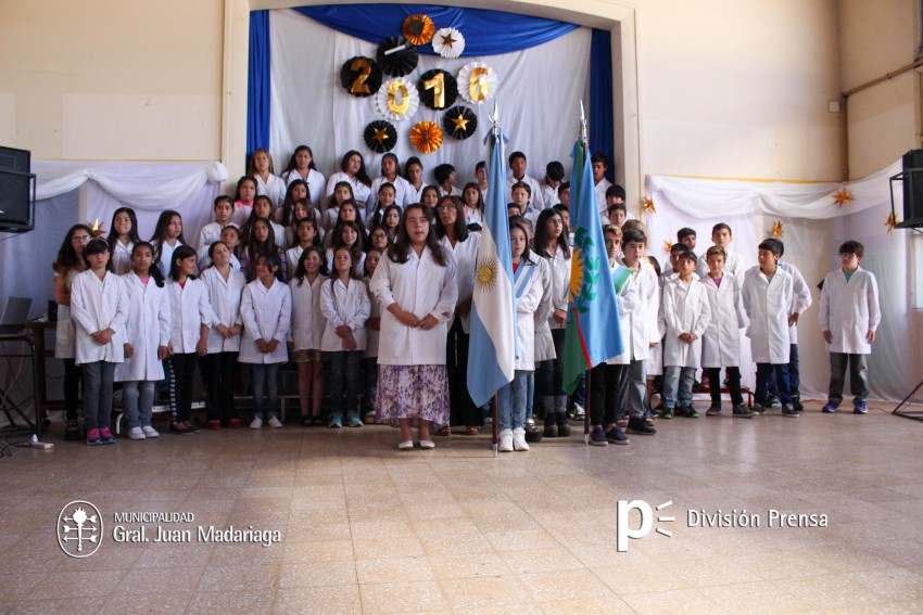 Continua la entrega de placas a los mejores alumnos