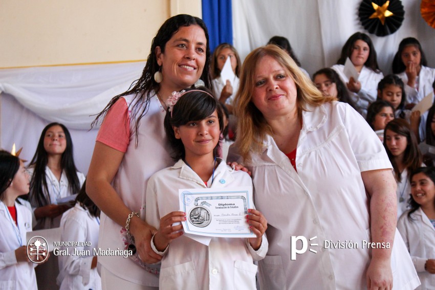 Continua la entrega de placas a los mejores alumnos