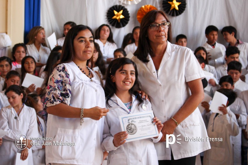 Continua la entrega de placas a los mejores alumnos