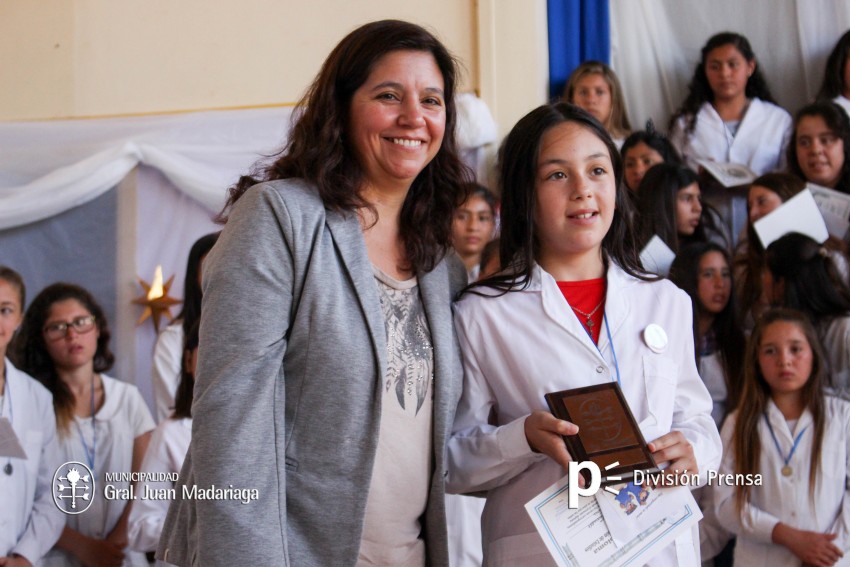 Continua la entrega de placas a los mejores alumnos