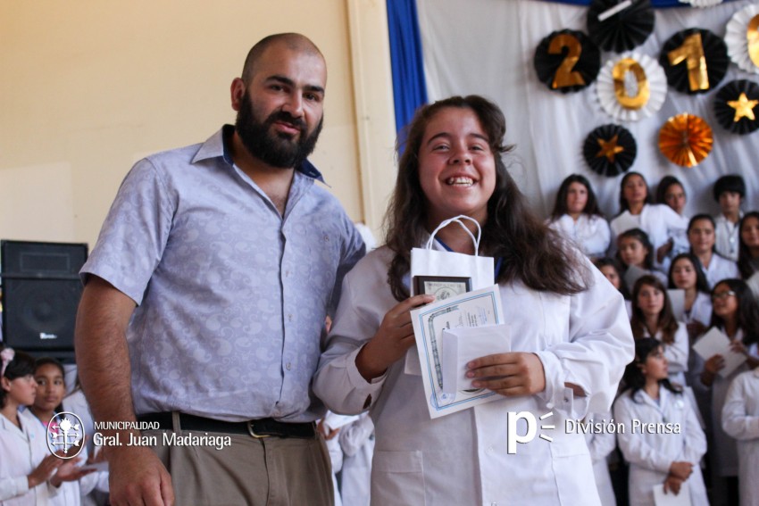 Continua la entrega de placas a los mejores alumnos