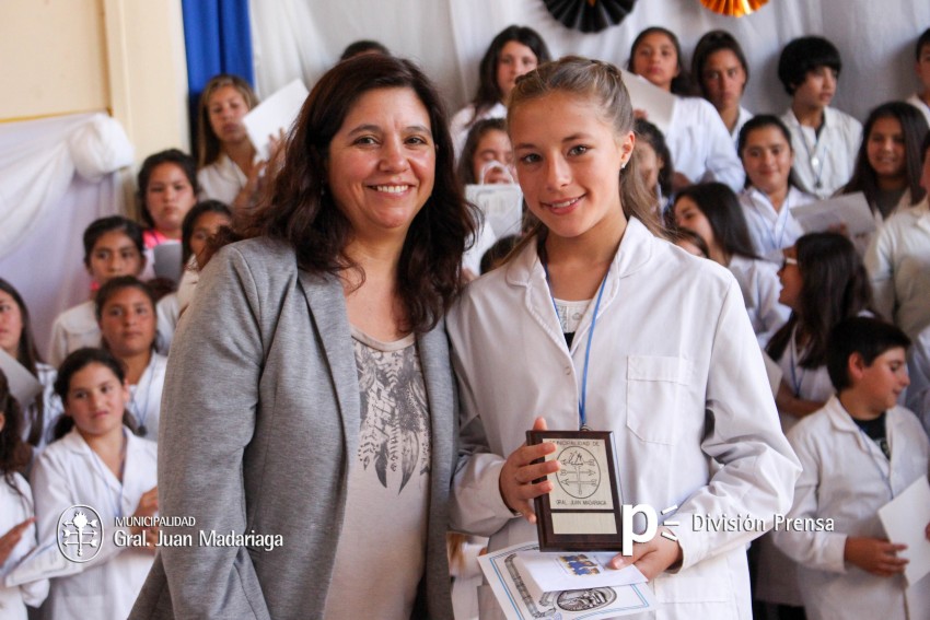 Continua la entrega de placas a los mejores alumnos