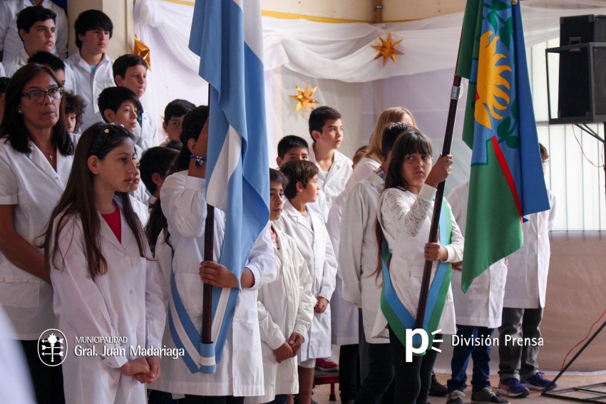 Continua la entrega de placas a los mejores alumnos