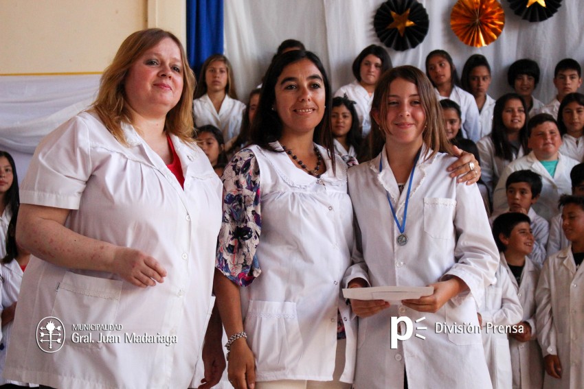 Continua la entrega de placas a los mejores alumnos