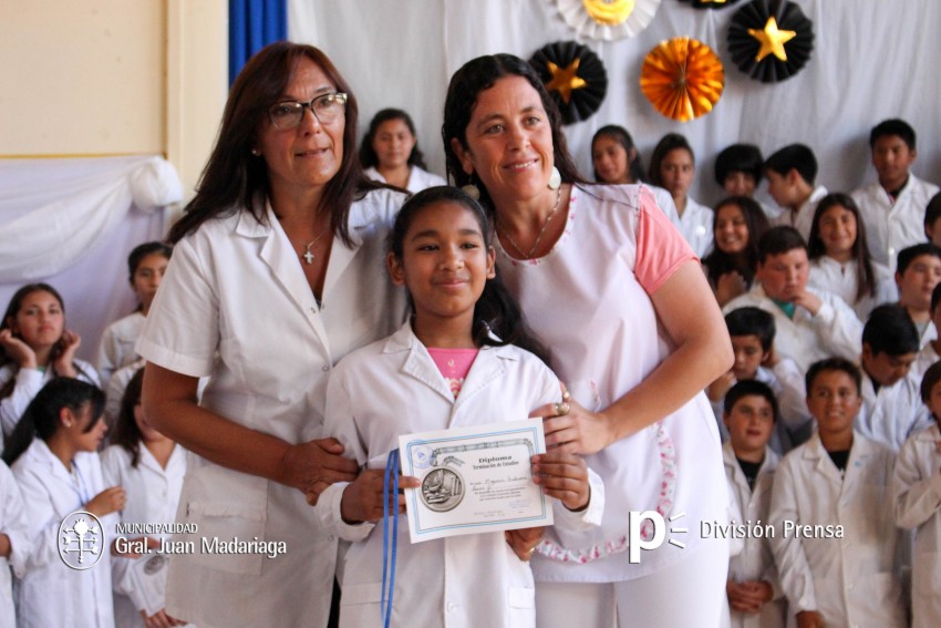 Continua la entrega de placas a los mejores alumnos