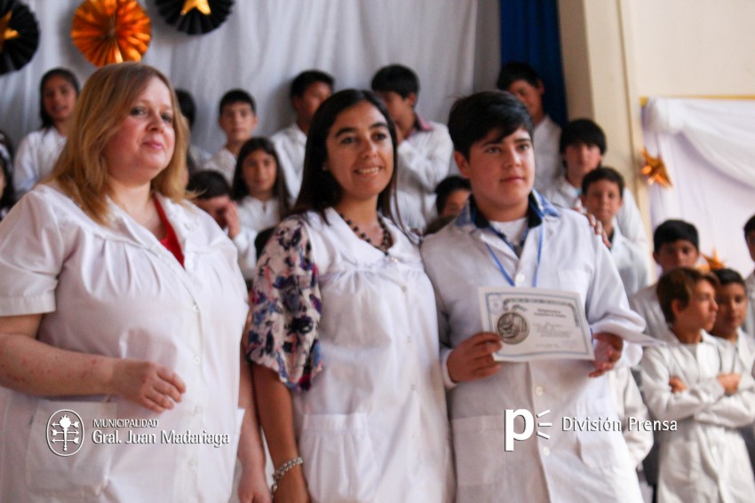 Continua la entrega de placas a los mejores alumnos