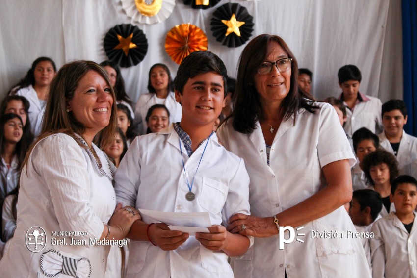 Continua la entrega de placas a los mejores alumnos