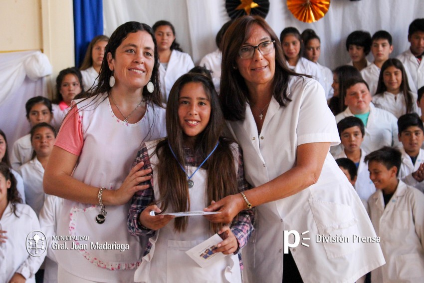 Continua la entrega de placas a los mejores alumnos