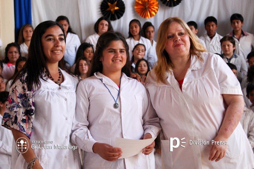 Continua la entrega de placas a los mejores alumnos