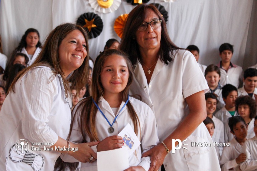 Continua la entrega de placas a los mejores alumnos