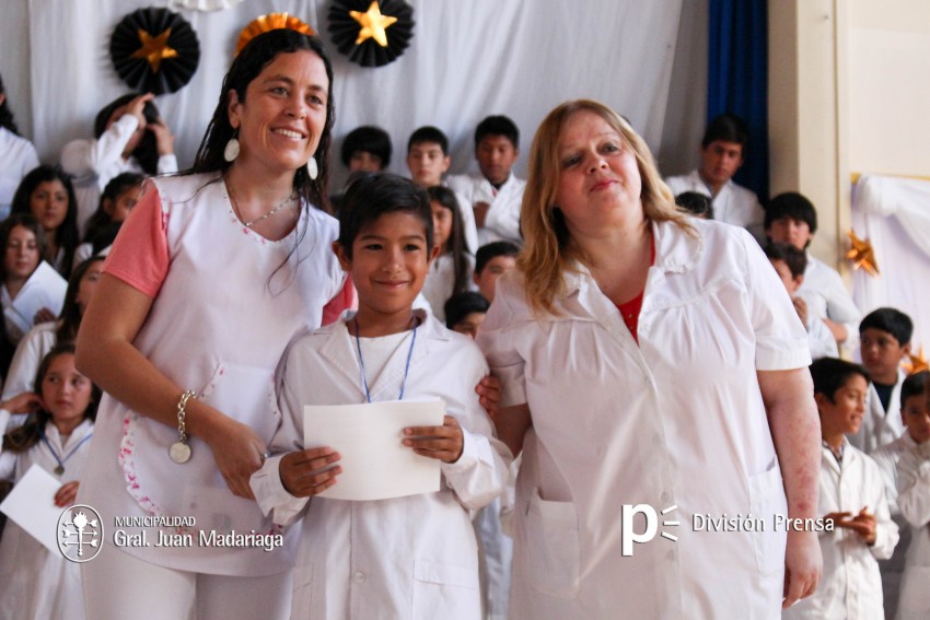 Continua la entrega de placas a los mejores alumnos