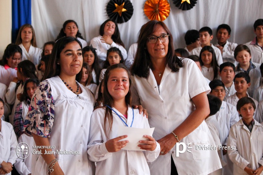 Continua la entrega de placas a los mejores alumnos