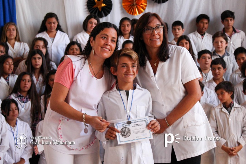 Continua la entrega de placas a los mejores alumnos