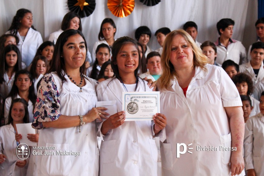 Continua la entrega de placas a los mejores alumnos