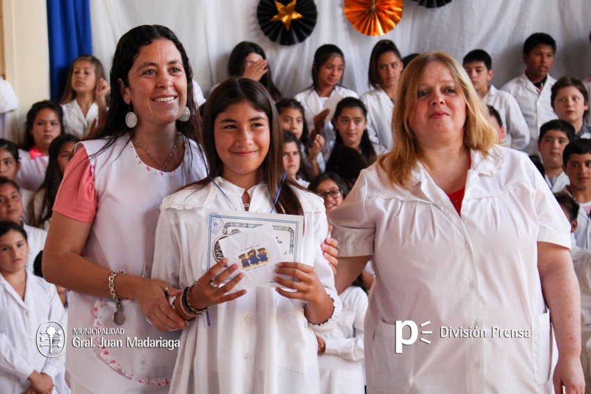 Continua la entrega de placas a los mejores alumnos