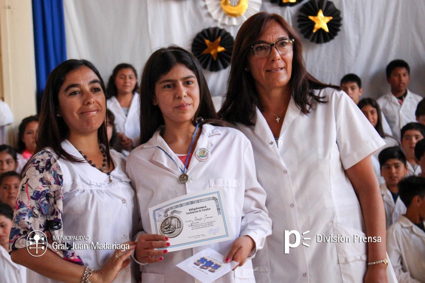 Continua la entrega de placas a los mejores alumnos