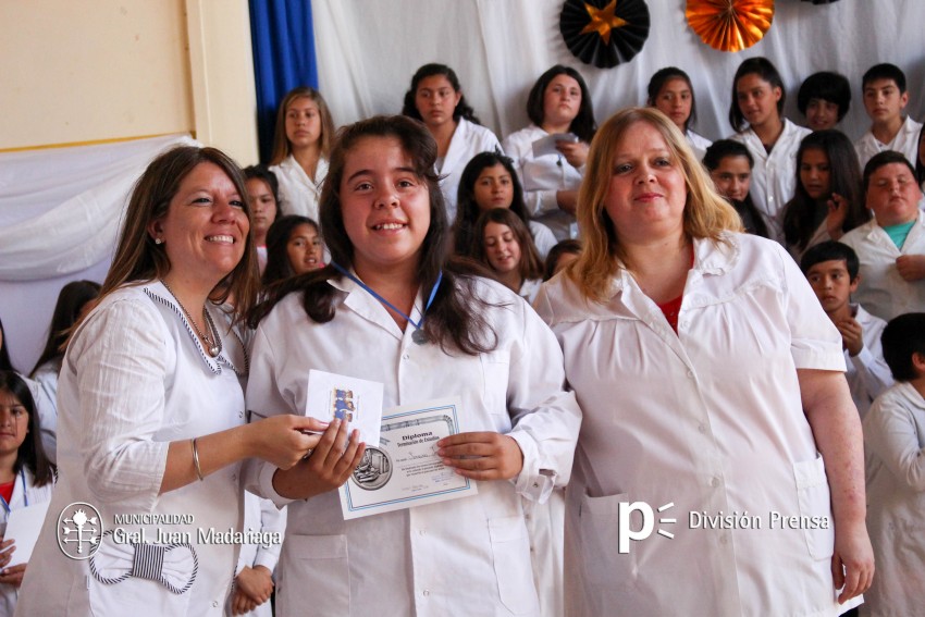 Continua la entrega de placas a los mejores alumnos