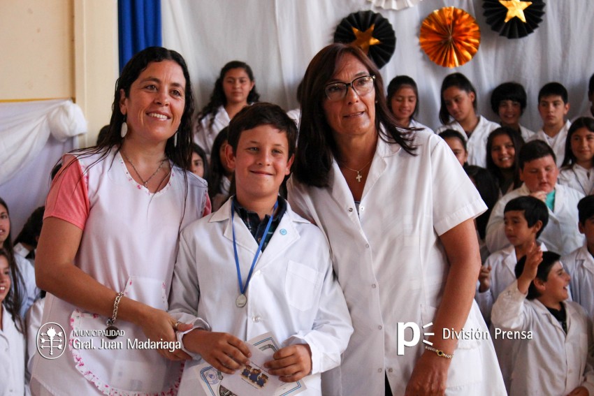 Continua la entrega de placas a los mejores alumnos