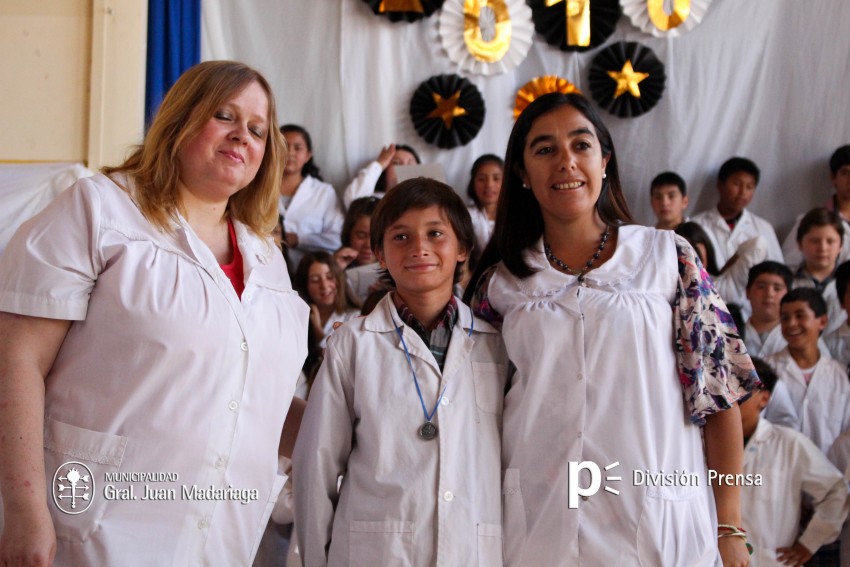 Continua la entrega de placas a los mejores alumnos