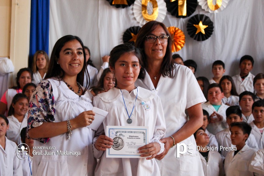 Continua la entrega de placas a los mejores alumnos