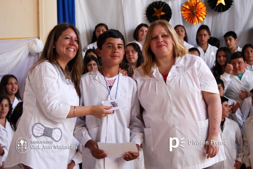 Continua la entrega de placas a los mejores alumnos