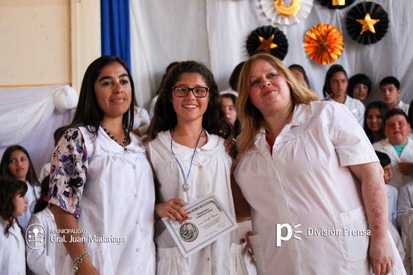 Continua la entrega de placas a los mejores alumnos