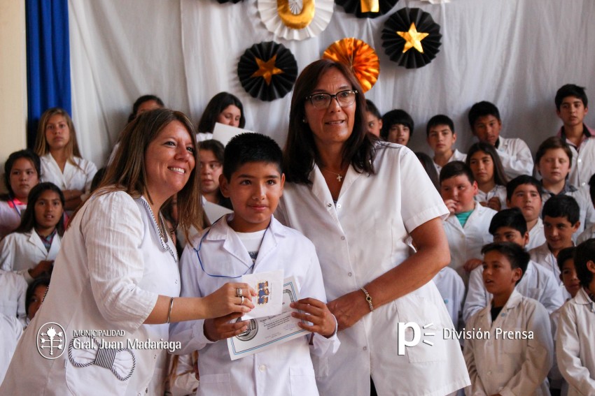 Continua la entrega de placas a los mejores alumnos