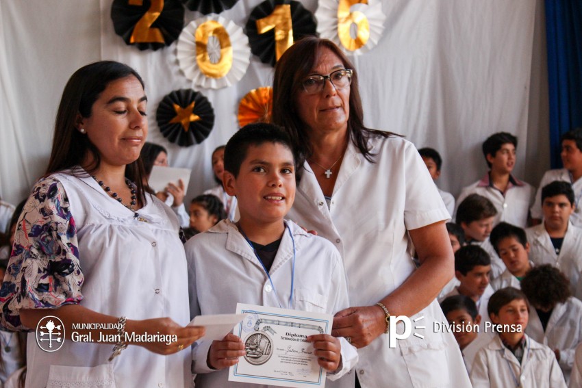 Continua la entrega de placas a los mejores alumnos