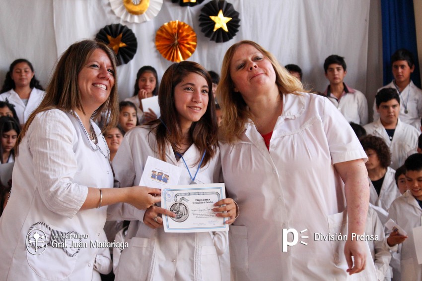 Continua la entrega de placas a los mejores alumnos