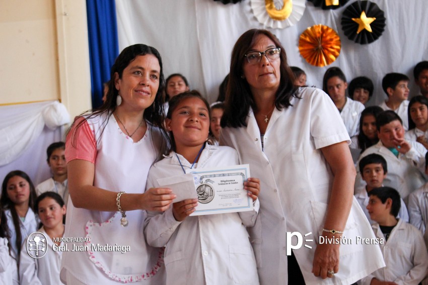 Continua la entrega de placas a los mejores alumnos