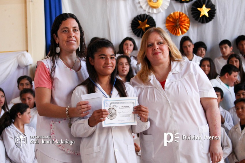 Continua la entrega de placas a los mejores alumnos