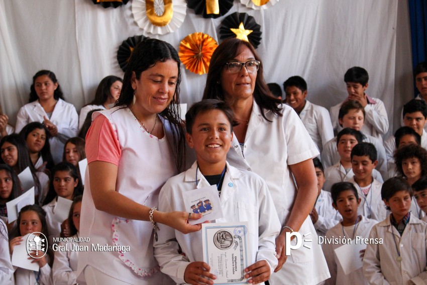 Continua la entrega de placas a los mejores alumnos