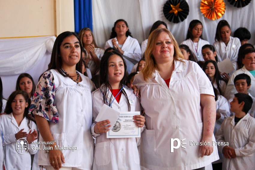 Continua la entrega de placas a los mejores alumnos