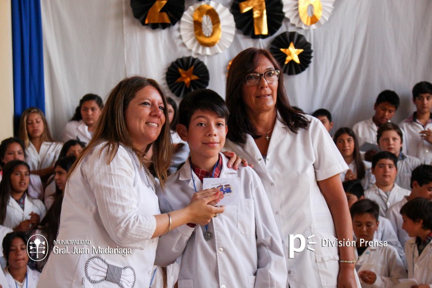 Continua la entrega de placas a los mejores alumnos