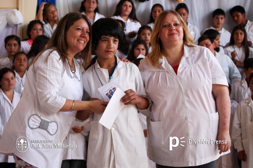 Continua la entrega de placas a los mejores alumnos