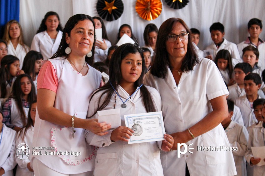 Continua la entrega de placas a los mejores alumnos