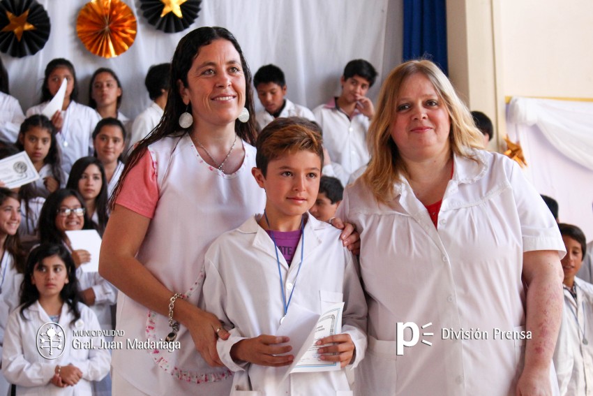 Continua la entrega de placas a los mejores alumnos