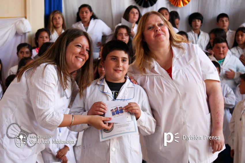 Continua la entrega de placas a los mejores alumnos